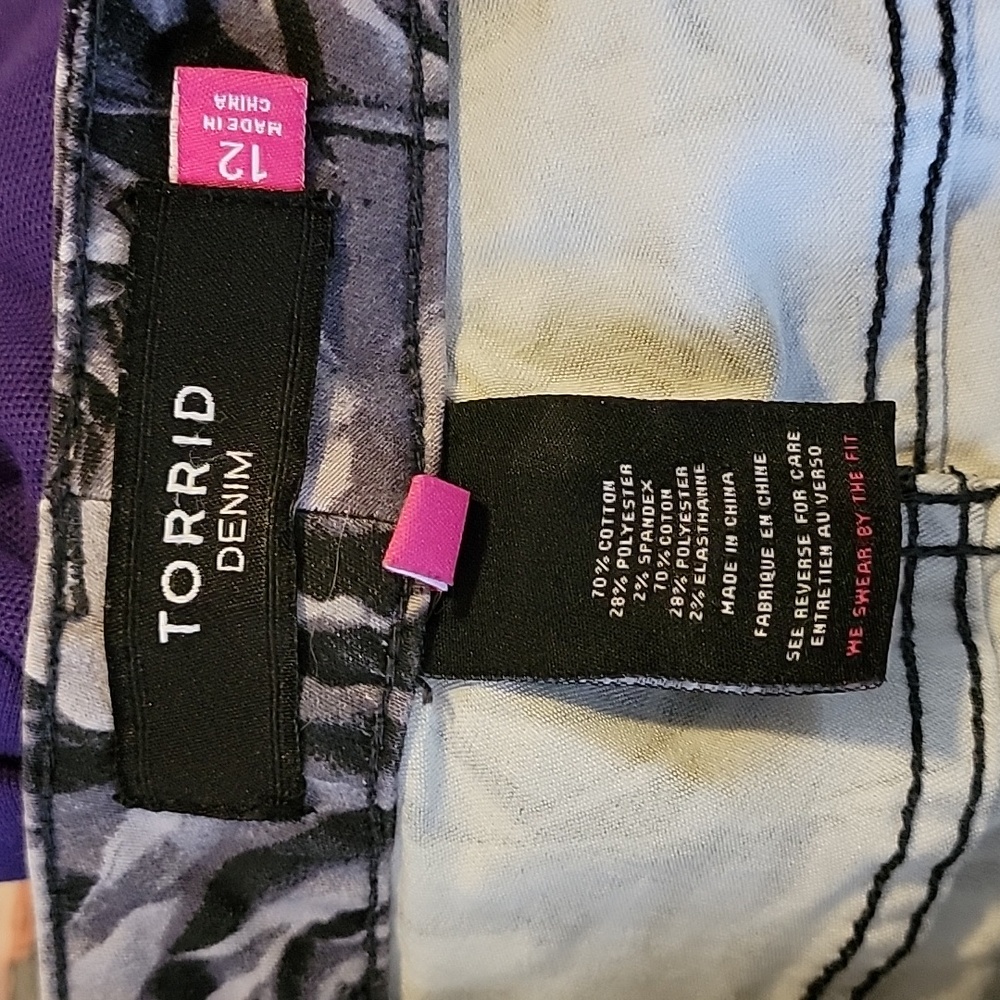 Torrid Denim Rose Pattern Capri size 12 - Picture 4 of 4